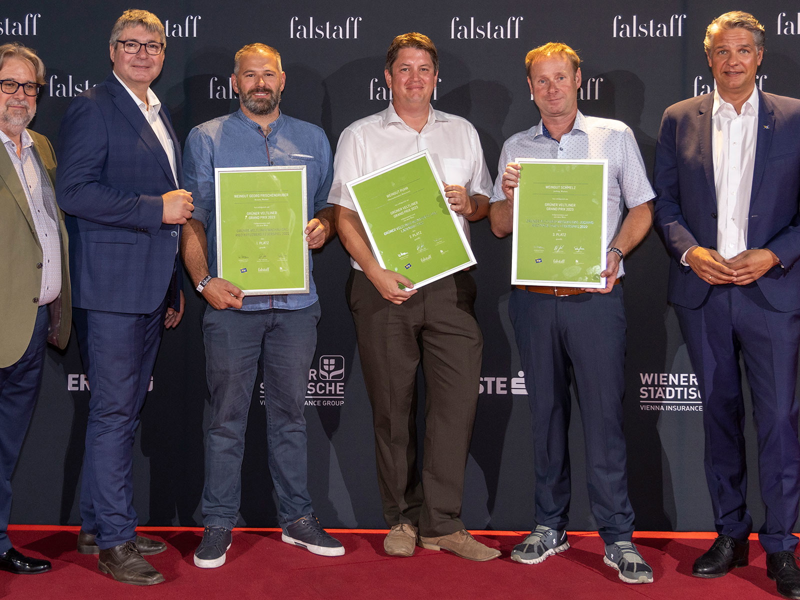 Falstaff Wein Chefredakteur Peter Moser (links), NÖ Weinbaupräsident Reinhard Zöchmann und Stefan Jauk, NÖ Versicherung, gratulierten den Siegern des »Grüner Veltliner Grandprix«.