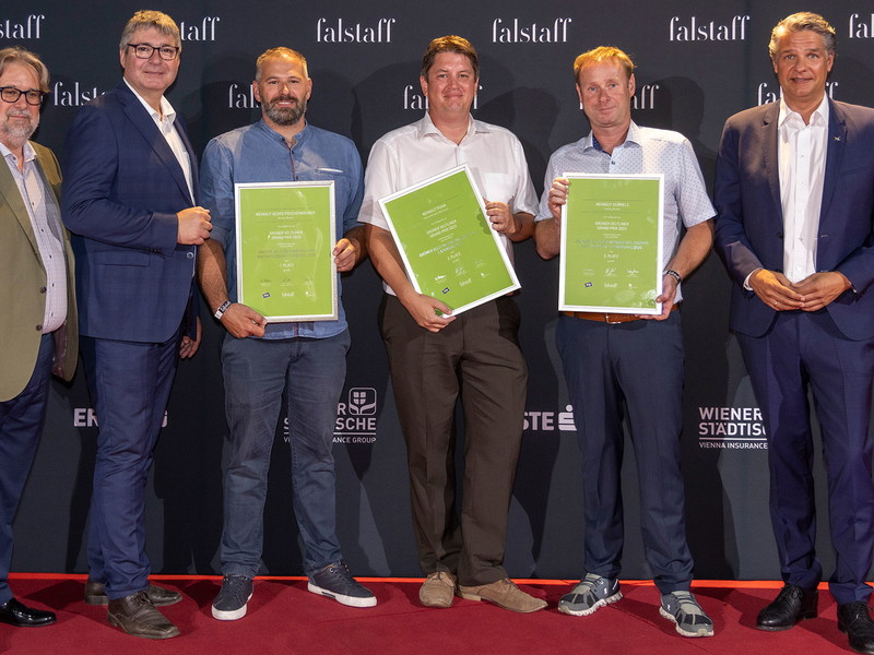 Falstaff Wein Chefredakteur Peter Moser (links), NÖ Weinbaupräsident Reinhard Zöchmann und Stefan Jauk, NÖ Versicherung, gratulierten den Siegern des »Grüner Veltliner Grandprix«.