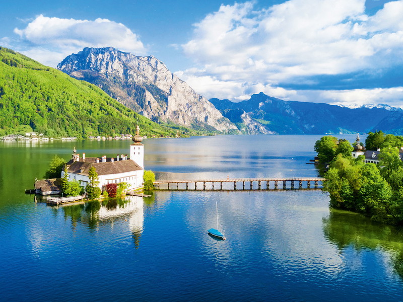 Der Traunsee mit Schloss Orth im oberösterreichischen Teil des Salzkammerguts ist ein Paradies für Sportler, Sommerfrischler und Genießer.