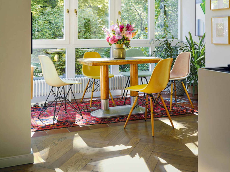 Die Plastic Chairs kamen im Jahr 1950 erstmals auf den Markt.
