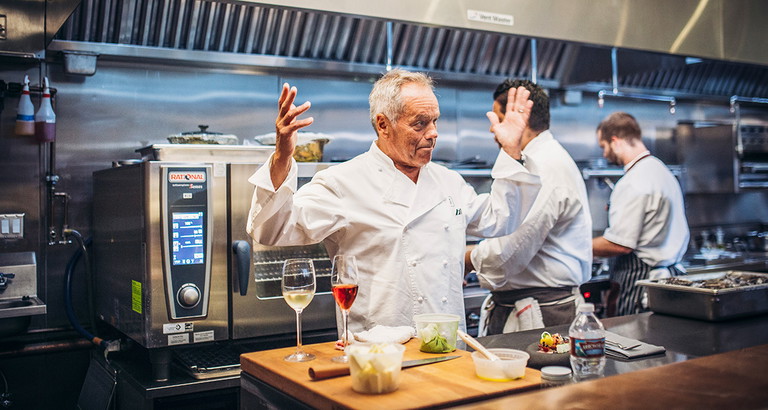 In der Oscar-Nacht dirigiert Wolfgang Puck eine Küchenmannschaft von mehr als 150 Personen.