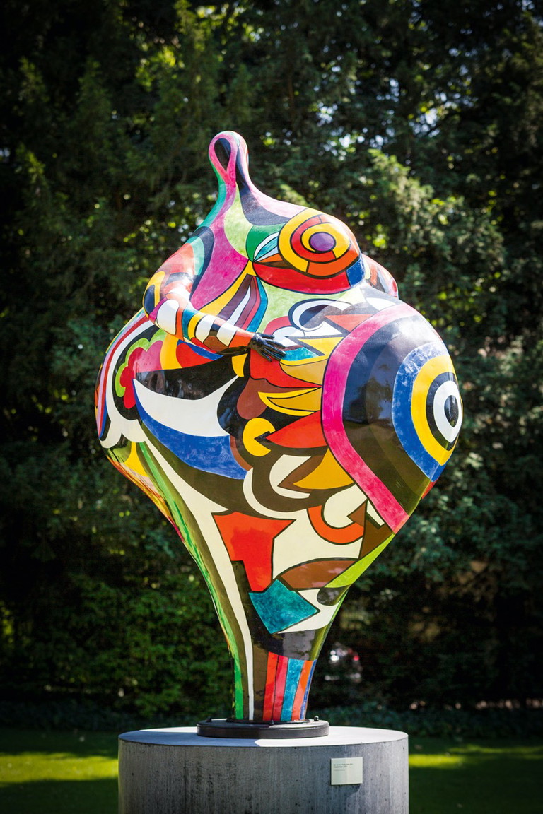 Im Tinguely-Museum geniesst man kunstsinnig.