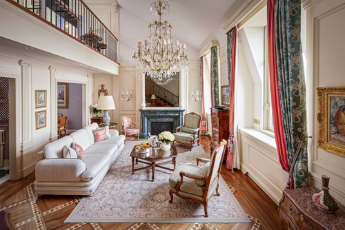 Diese Penthouse-Suite im legendären Hotel 
«Beau Rivage» ist nach dem französischen Dichter Antoine de Saint-Exupéry (1900–1944) benannt – und wirklich fühlt man sich hier wie ein kleiner Prinz.