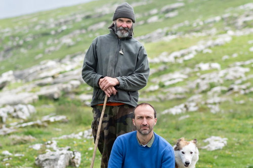 Cedric Bechade (im blauen Pullover) und der Käsehersteller Jean Bernard (stehend)