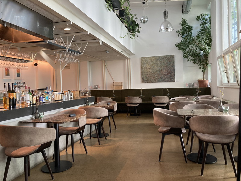 Industriedesign und tolle Bistroküche in der alten Alpenmilchzentrale.