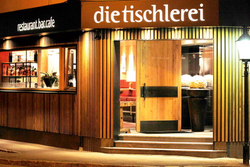 Nicht nur die Fassade ist einladend: Auf der Speisekarte finden sich u. a. Eierschwammerl, Schwertfisch und dry-aged Chateaubriand.