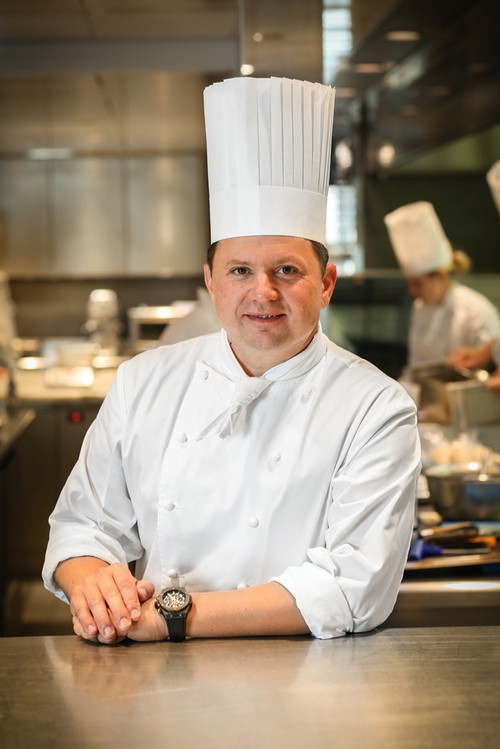 Drei-Sterne-Koch Franck Giovannini wirkt im geschichtsträchtigen «Restaurant de l’Hotel de Ville» in Crissier bei Lausanne.
