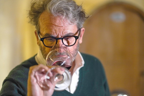 Gianfranco Fino (u.) ist ein Meister des Primitivo. Von Beginn an hat er sich auf alte Weinstöcke in Buscherziehung konzentriert. 