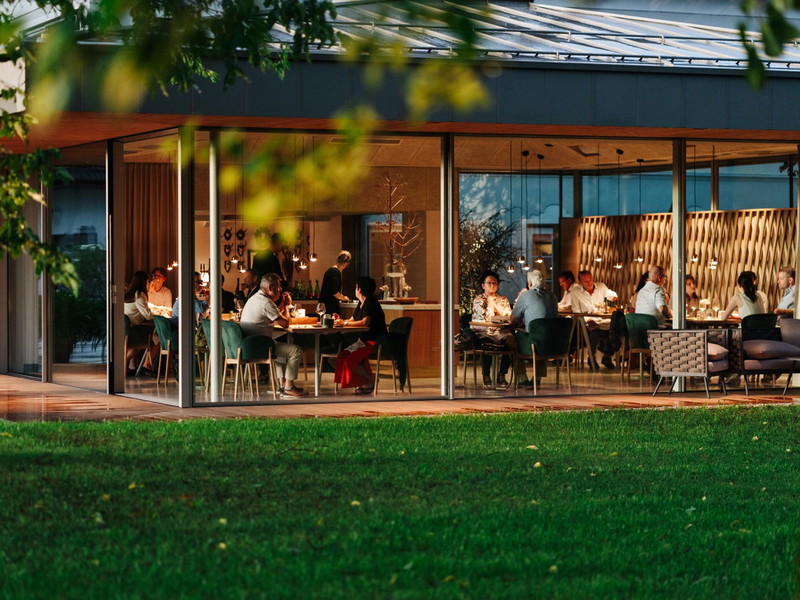 Die frühere Terrasse wurde zu einem zeitlos schönen Raum mit Grünblick umgebaut.