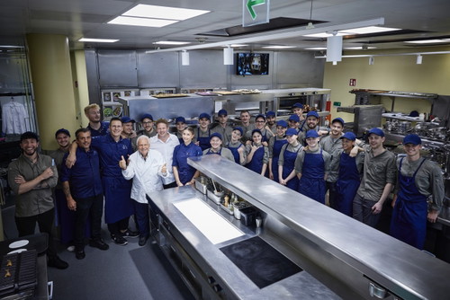 Ikarus Team, guest chef August 2023, kitchen, Restaurant Ikarus, Hangar-7, Salzburg, Austria, 2023.08.01, Miguel de Freitas Henriques, Stefan Howells, Martin Ebert, Eckart Witzigmann, Martin Klein / Ikarus Team, Gastkoch August 2023, Küche, Restaurant Ikarus, Hangar-7, Salzburg, Österreich, 2023.08.01, Miguel de Freitas Henriques, Stefan Howells, Martin Ebert, Eckart Witzigmann, Martin Klein // Helge Kirchberger Photography / Red Bull Content Pool // SI202308010199 // Usage for editorial use only //