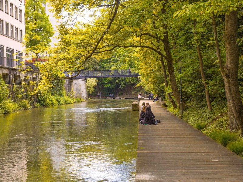 Die Fußgängerpromenade befindet sich unter Straßenniveau.