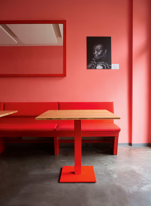 Tomatenrote Tische und Bänke, radieschenrosa Wände. Auch beim Interieur des »Happa« steht Gemüse im Mittelpunkt.