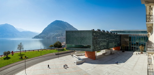 Das LAC Lugano Arte e Cultura – das Kunst- und Kulturzentrum der Stadt Lugano – hat sich den bildenden und darstellenden Künsten sowie der Musik verschrieben. Im Hintergrund zu sehen ist Luganos Hausberg, 
der Monte San Salvatore.