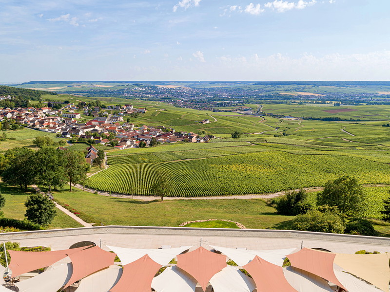 Der Blick vom legendären »Royal Champagne Hotel & Spa« in Champillon, ein Haus mit toller Atmosphäre inmitten der Weinberge der Montagne de Reims.