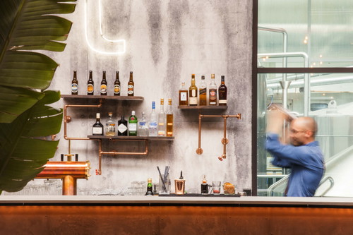 Vom Restaurant «Turbinenbräu» sieht man direkt in die Brauerei.