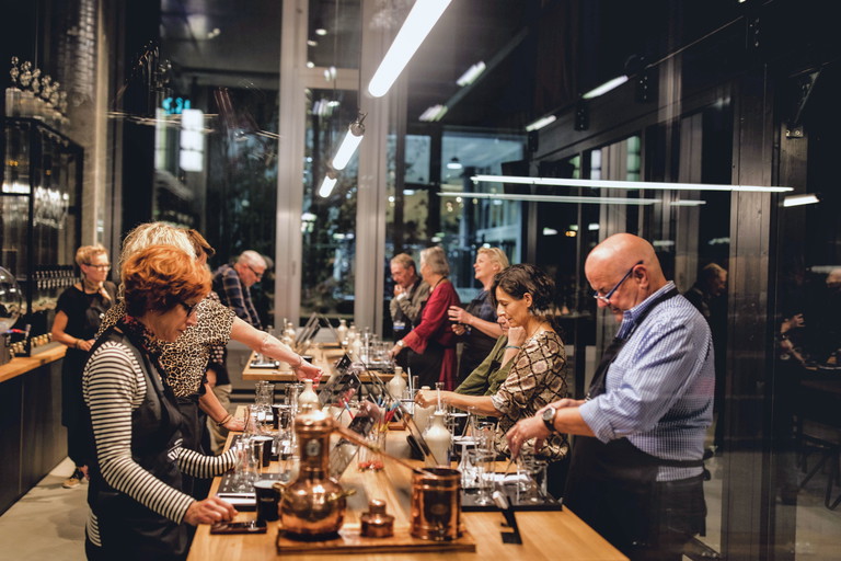 Der kultige Turicum Gin in der Steingutflasche wird in Zürich hergestellt. Die Brennerei dient gleichzeitig als Kursraum. 