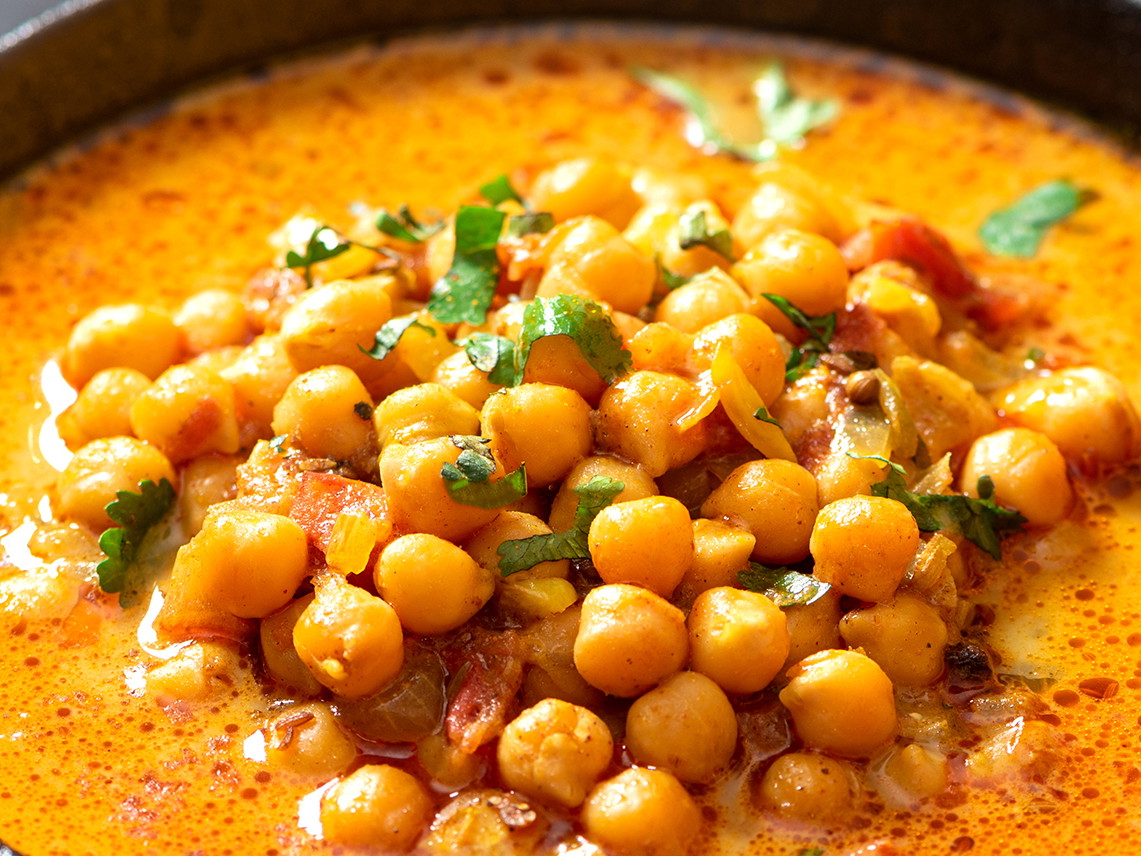 Suppe mit Kichererbsen, einer veganen Proteinquelle