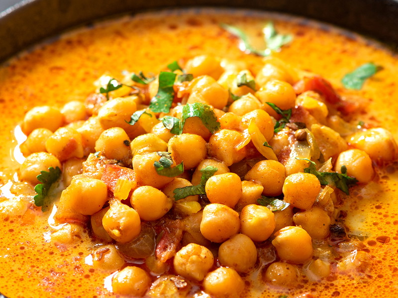 Suppe mit Kichererbsen, einer veganen Proteinquelle