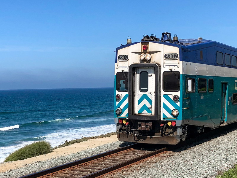 Amtrak Pacific Zug in der Nähe von Del Mar bei San Diego.