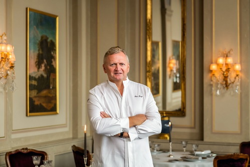 Peter Knogl wirkt im «Cheval Blanc» im Hotel «Trois Rois» in Basel. Seine klassische Hochküche gehört zu den besten des Landes.