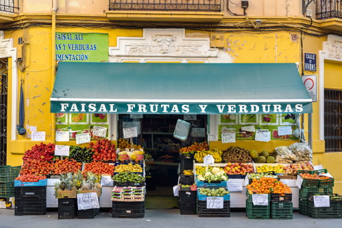 An die Altstadt grenzt im 
Süden das angesagte Viertel Ruzafa mit kreativen sowie ganz alltäglichen Adressen.