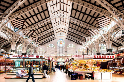 Die Markt- und Imbissstände der ­Colón-Markthalle ­stillen den Appetit auf ­lokaltypische ­kulinarische ­Erlebnisse.