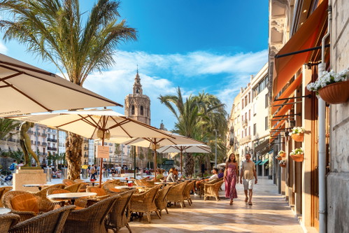 Die zentrale Plaza de la Reina bildet den Kern von Valencias Altstadt. Im Hintergrund erhebt sich »Miguelete«, der Glockenturm der berühmten gotischen Kathedrale und ein Wahrzeichen der Stadt.