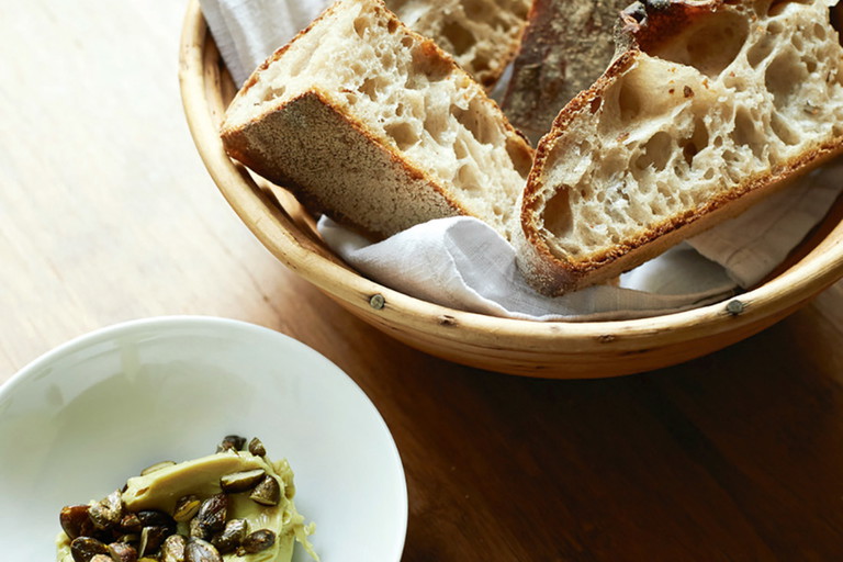 Stijn Remi und Lode van Zuylen betreiben in Berlin die Restaurants »Lode &amp; Stijn« und »Remi«. Das Sauerteigbrot, das dort serviert wird, ist direkt von Chad Robertson inspiriert. 