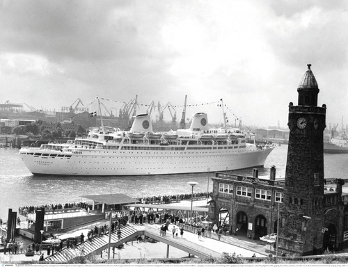 Ab der Mitte des 19. Jahrhunderts bestand eine direkte Linienschiffsverbindung zwischen Hamburg und New York. Bis heute nehmen Kreuzfahrtschiffe die knapp 3500 Seemeilen lange Strecke über
den Nordatlantik regelmäßig in Angriff.