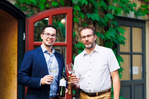 Jungwinzer Alexander Schabel aus dem Weinviertel (links)