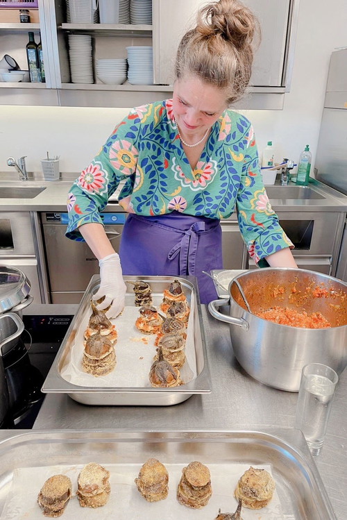 Unternehmerin und Gastronomin Andrea Vaz-König bei der Zubereitung pflanzlicher Köstlichkeiten.