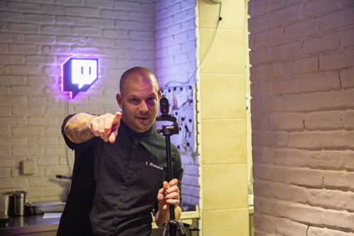 Jan Misiaszek streamt seinen Alltag in der Küche auf Twitch.