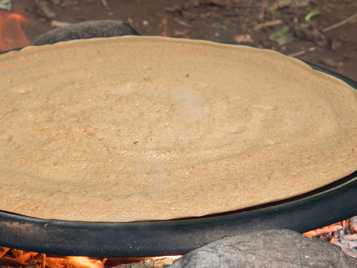 Herstellung von Injera-Brot in Äthiopien