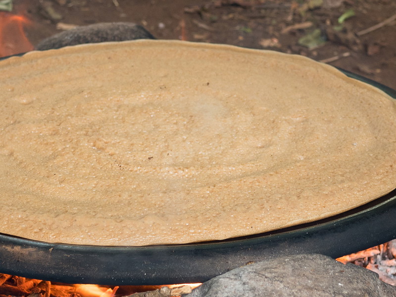 Herstellung von Injera-Brot in Äthiopien