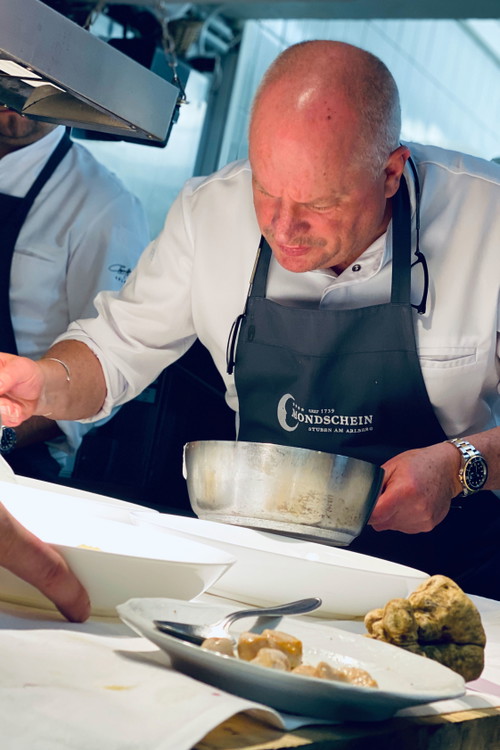 Spitzenkoch Dieter Koschina möchte Gästen ein einmaliges Erlebnis bieten.