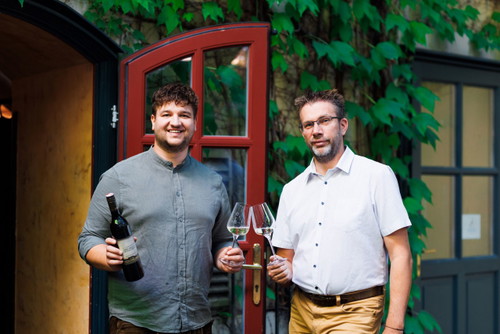 Jungwinzer Florian Lieleg aus der Südsteiermark (links)