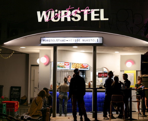 Reges Treiben der hungrigen Nachtschwärmer.