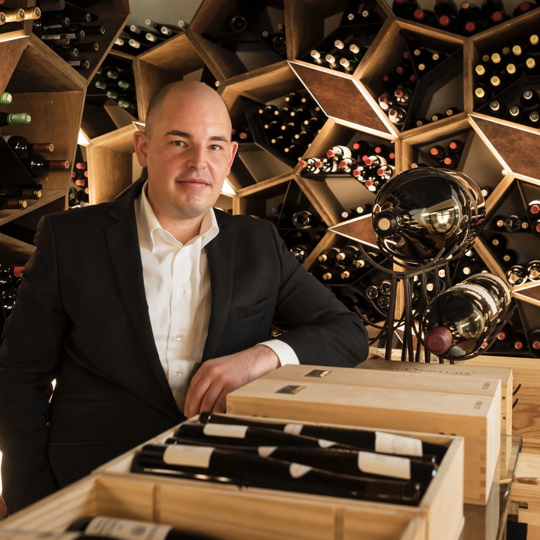 Sven Uzat, Head of Wine ist stolz, dass das Park Hotel Vitznau als einziges Hotel auf der Welt den Titel «Wine List of the Year 2023» tragen darf.