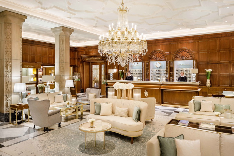 Die Lobby des »Vier Jahreszeiten«. Neben dem Eingang liegt über zwei Etagen und mit Blick auf die Binnenalster die kleinste Bar Hamburgs. 