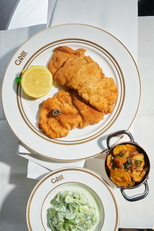 Wiener Schnitzel mit Bratkartoffeln und Gurkensalat