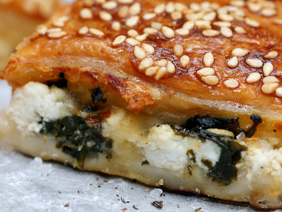Burekas werden mit verschiedenen Füllungen angeboten