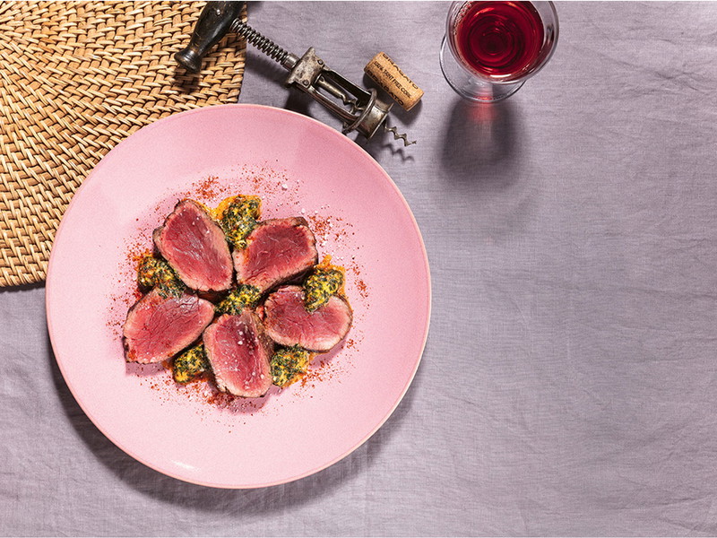 Straussensteak mit Kräutern, Knoblauch und Limette aus Kapstadt.