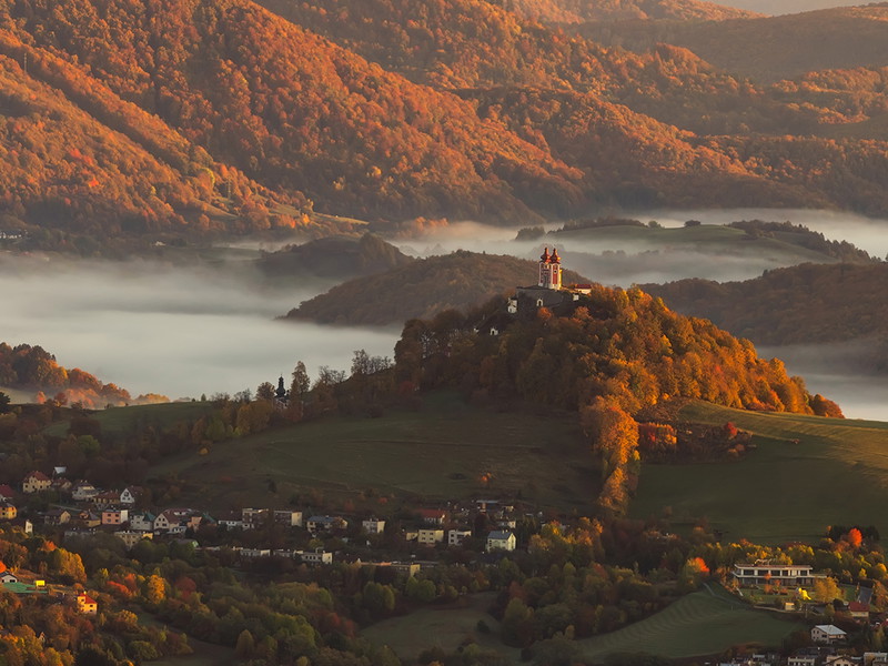 Blick auf Banská Štiavnica im Herbst