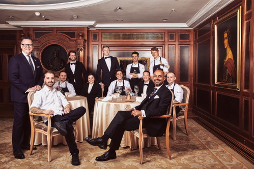 Reto Brändli (2.v.l.), gemeinsam mit dem «Lorenz Adlon Esszimmer»-Team.