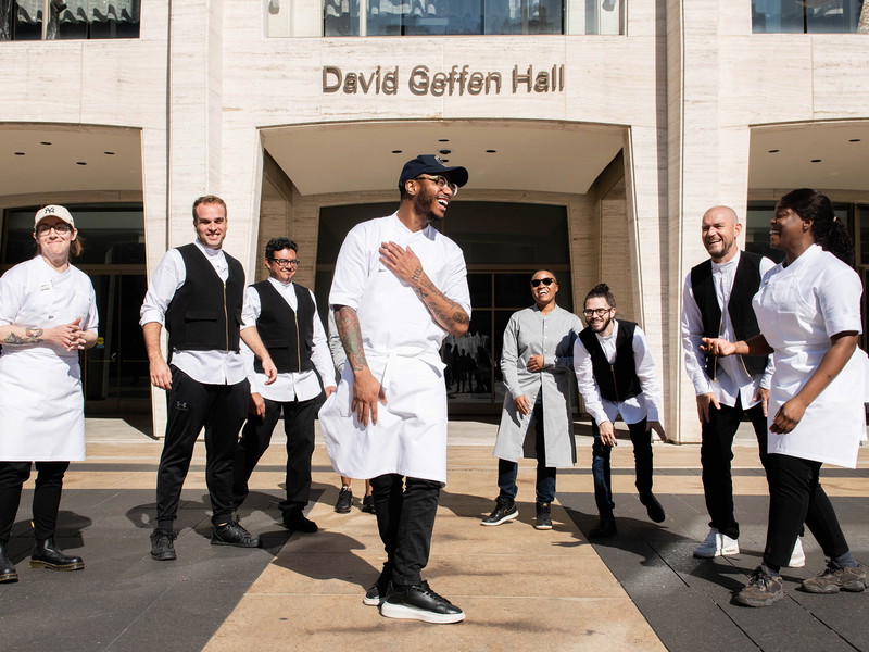 Kwame Onwuachi mit seinem Team vor dem Lincoln Center auf der Upper West Side, der Heimstadt der New Yorker Philharmoniker. Hier ist auch das »Tatiana« untergebracht, Onwuachis aktuelles Restaurant.