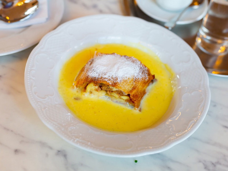 Ein köstlicher Apfelstrudel mit einer großzügigen Portion »Kanarienmilch«.