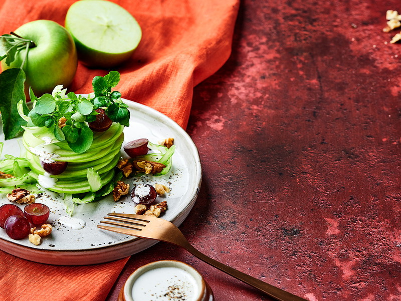 Bunt, voller Aromen und der Übergangssalat schlechthin: der Waldorfsalat.