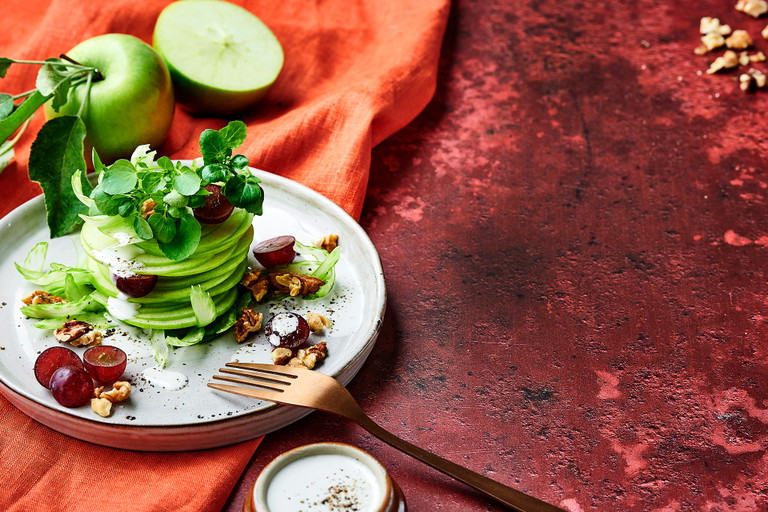 Bunt, voller Aromen und der Übergangssalat schlechthin: der Waldorfsalat.