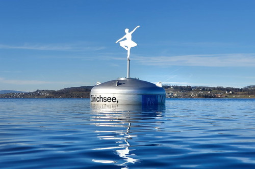 Eine Wellentänzer-Boje auf dem Zürichsee.