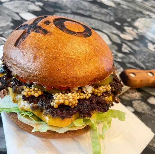 Bei »XO Grill« kommt das Fleisch von Weiderindern 
und reift extra langsam: 
Bester in der Kategorie »Burger« im Falstaff Streetfood Guide 2023.